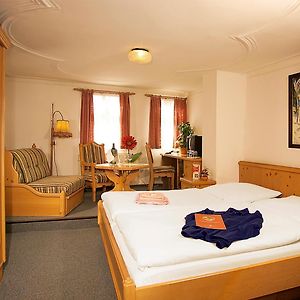 Budget Zimmer mit Kingsize-Bett